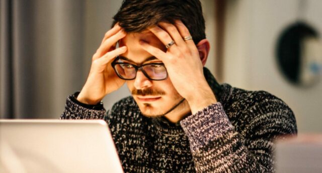 investisseur immobilier inquiet devant un ordinateur