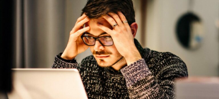 investisseur immobilier inquiet devant un ordinateur