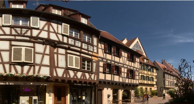 vue d'une rue a Strasbourg avec des immeubles a colombages