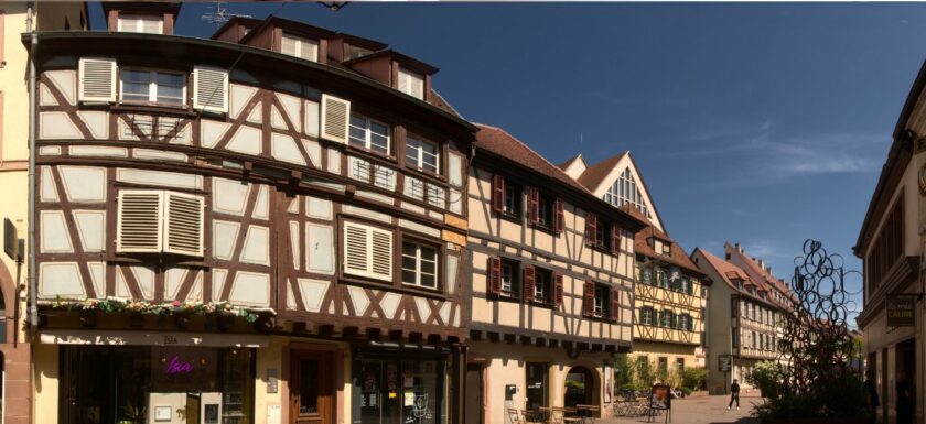 vue d'une rue a Strasbourg avec des immeubles a colombages
