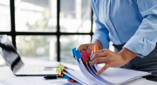 Analyse de dossiers de location par un agent immobilier