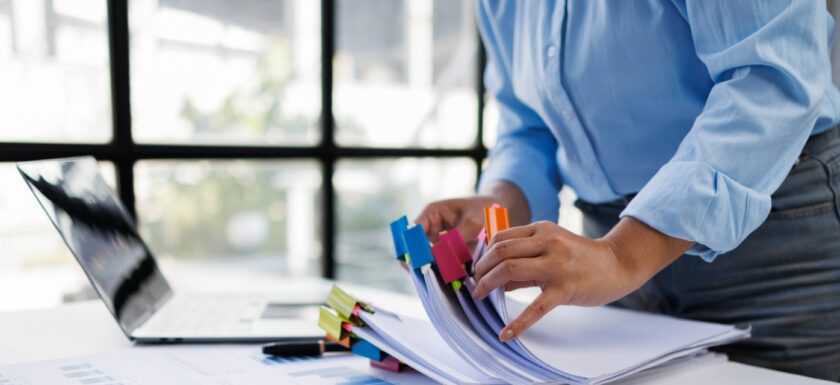 Analyse de dossiers de location par un agent immobilier