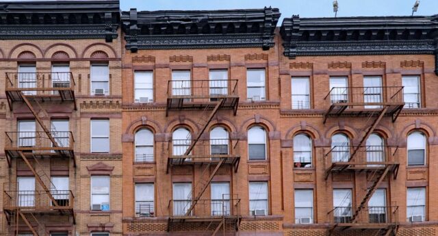 Immeubles d’habitation a Manhattan illustrant la densité du parc locatif new-yorkais.