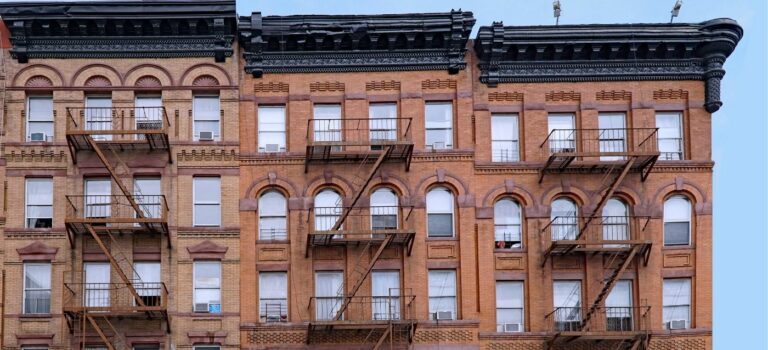 Immeubles d’habitation a Manhattan illustrant la densité du parc locatif new-yorkais.