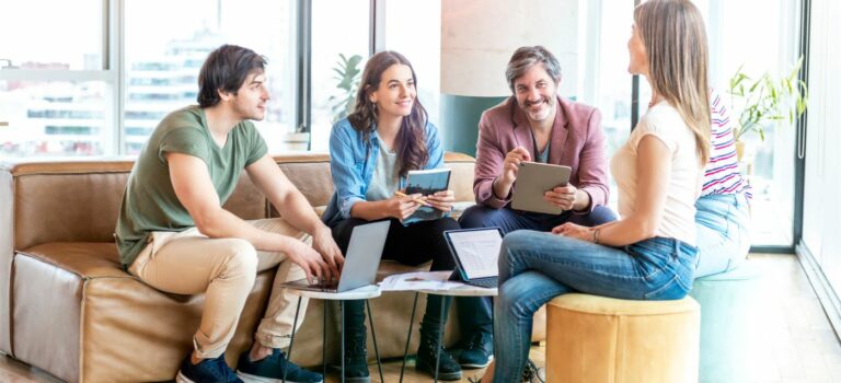 Réunion de copropriétaires autour d’une table pour gerer une copropriete avec un syndic benevole