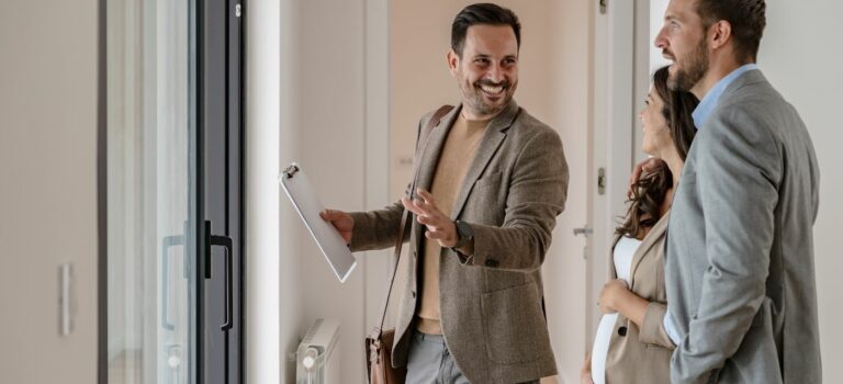 conseiller immobilier accompagnant un couple lors de la visite d'un logement