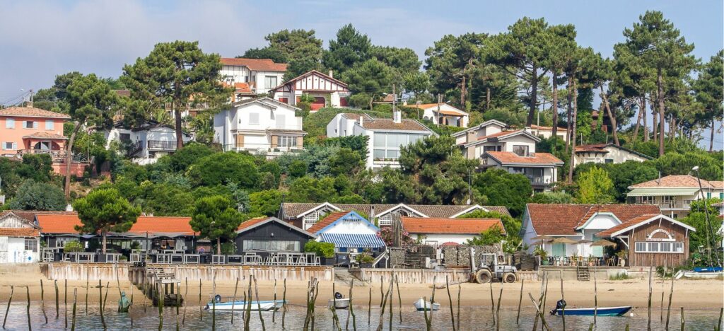 vue de villas situees a Arcachon avec vue sur la plage