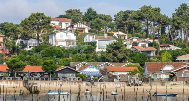 vue de villas situees a Arcachon avec vue sur la plage