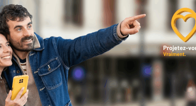 Couple souriant en ville, l’homme pointant vers l’avenir tandis que le texte affiche « Projetez-vous. Vraiment. » avec un logo Bien'ici en forme de cœur jaune.