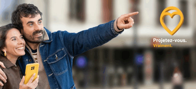 Couple souriant en ville, l’homme pointant vers l’avenir tandis que le texte affiche « Projetez-vous. Vraiment. » avec un logo Bien'ici en forme de cœur jaune.