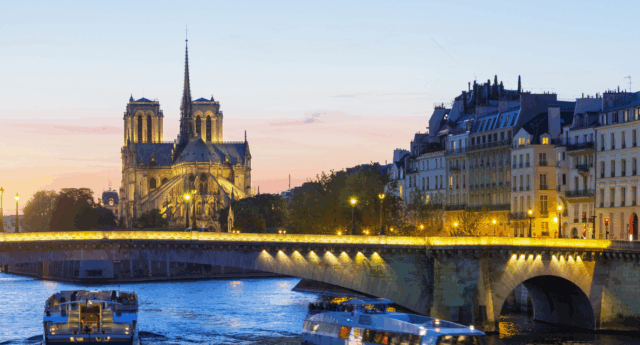 Vue des immeubles anciens du centre de Paris avec la seine et Notre-Dame