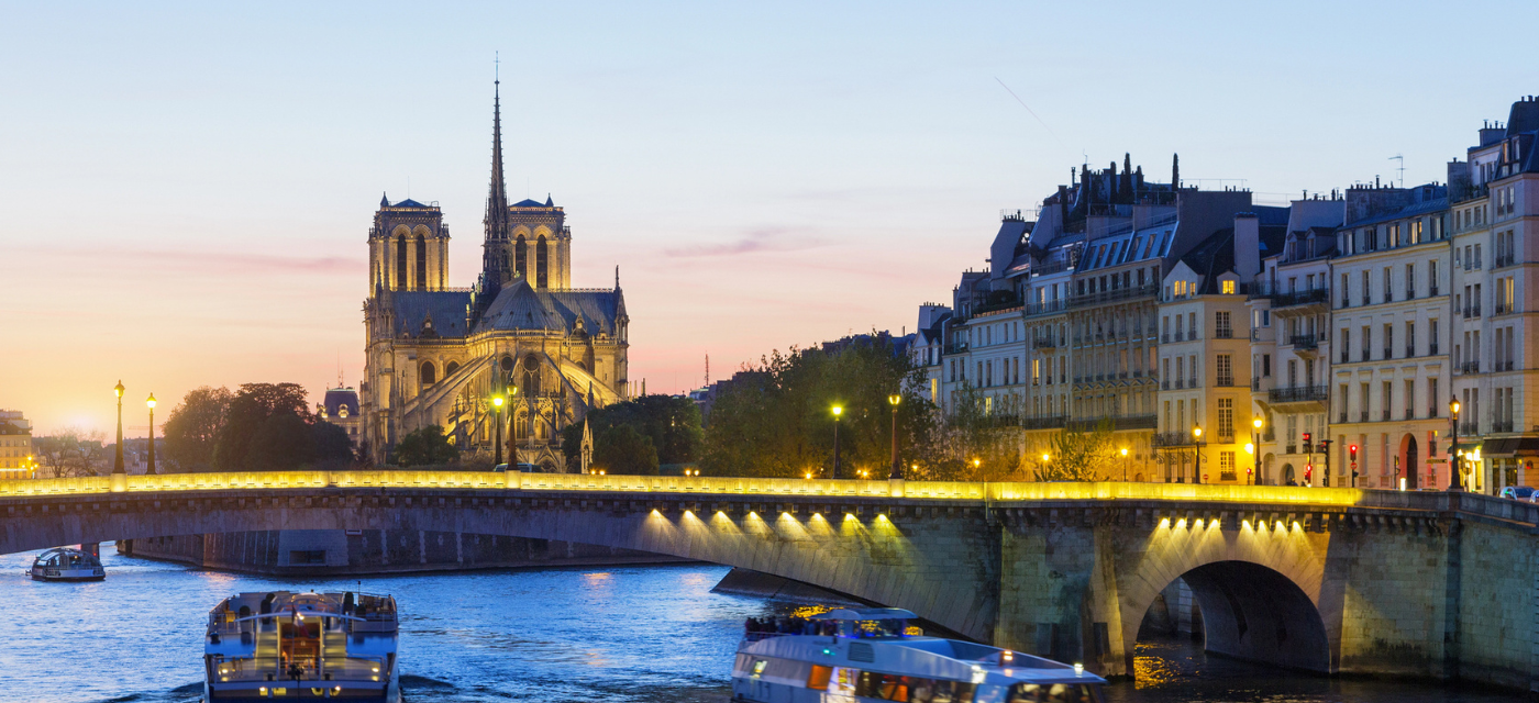 Vue des immeubles anciens du centre de Paris avec la seine et Notre-Dame