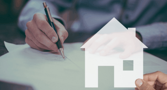 Signature d’un contrat immobilier avec icone de maison