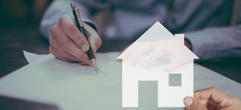 Signature d’un contrat immobilier avec icone de maison