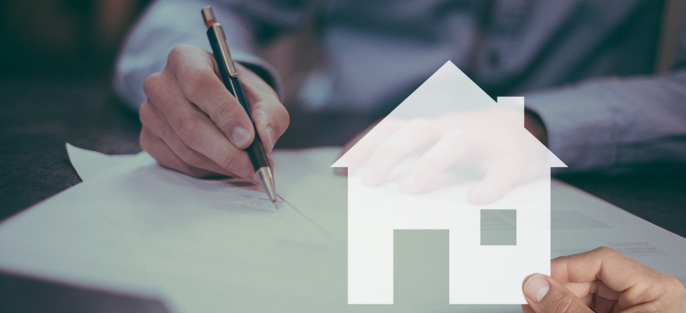 Signature d’un contrat immobilier avec icone de maison