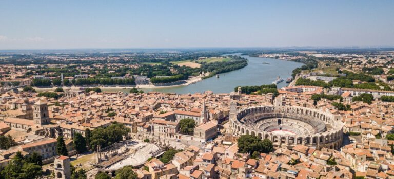 vue aerienne de la ville de Arles