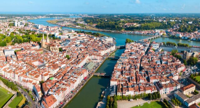 vue aerienne de la ville de Bayonne