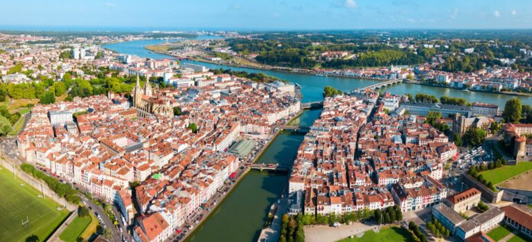 vue aerienne de la ville de Bayonne