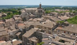 vue aerienne de la ville de Uzes