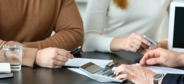 coupla face a son banquier calculatrice en main