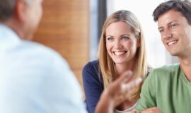 couple de jeunes, primo accedant souriant à leur banquier pour illustrer le credit immobilier