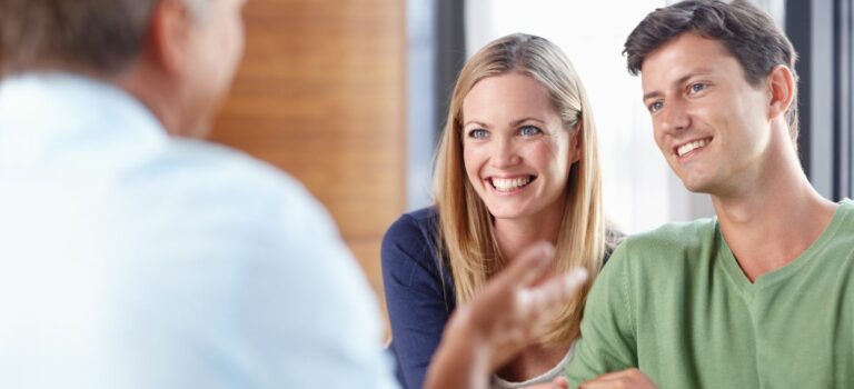 couple de jeunes, primo accedant souriant à leur banquier pour illustrer le credit immobilier