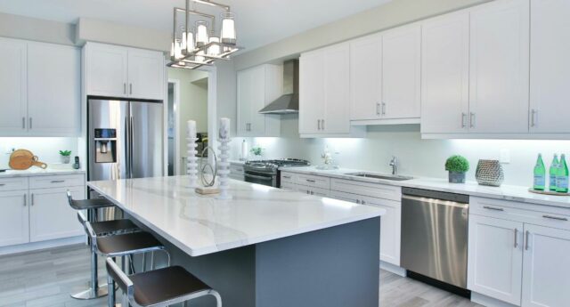 cuisine moderne blanche avec ilot central