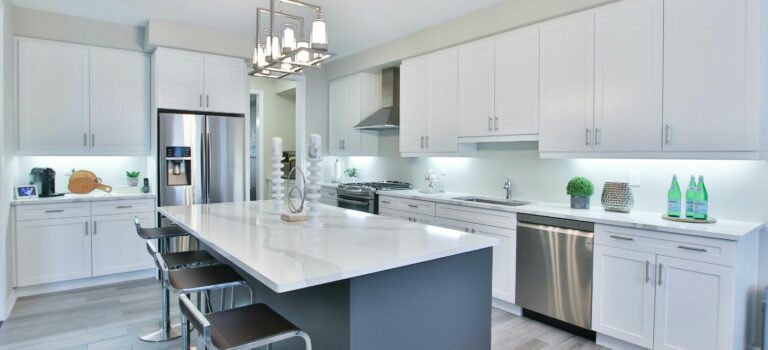 cuisine moderne blanche avec ilot central