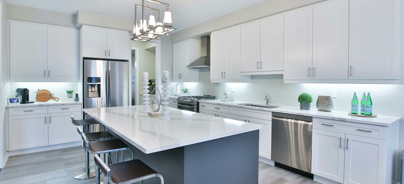 cuisine moderne blanche avec ilot central