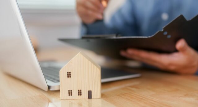 Gestionnaire immobilier analysant un dossier pour un bien sous tutelle ou curatelle