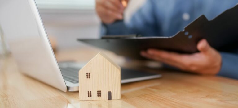 Gestionnaire immobilier analysant un dossier pour un bien sous tutelle ou curatelle