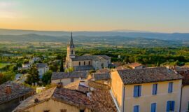 vue aerienne de la ville de Bonnieux
