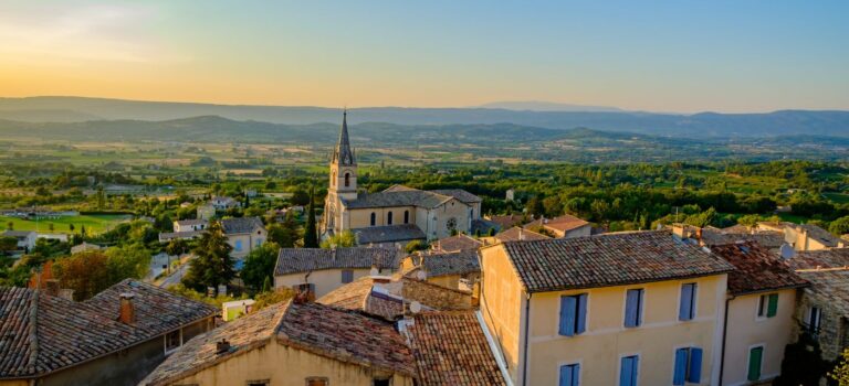 vue aerienne de la ville de Bonnieux