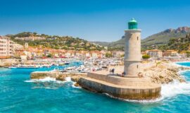 vue aerienne de la ville de Cassis