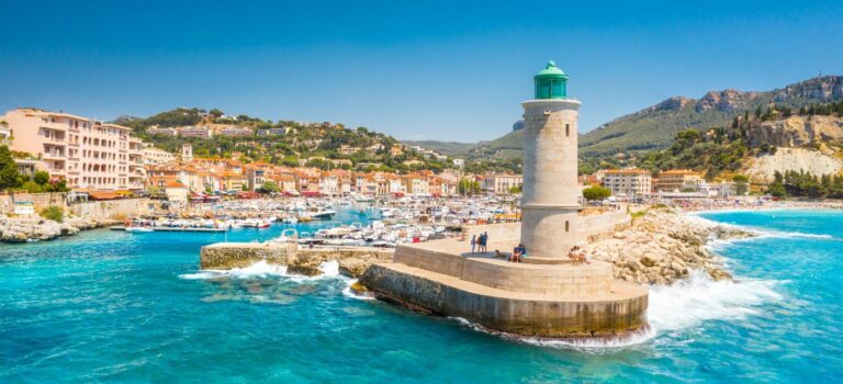 vue aerienne de la ville de Cassis