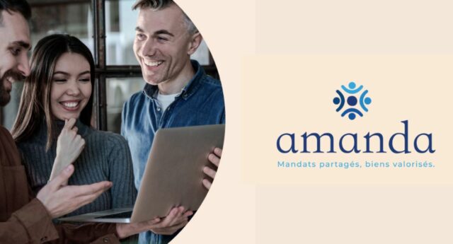 agents immobiliers souriant devant un ordinateur pour illustrer la cooperaion et amanda