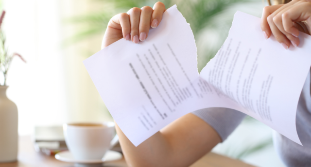 jeune femme dechirant un contrat pour illustrer l'annulation d'un pret immobilier