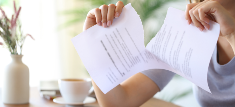 jeune femme dechirant un contrat pour illustrer l'annulation d'un pret immobilier