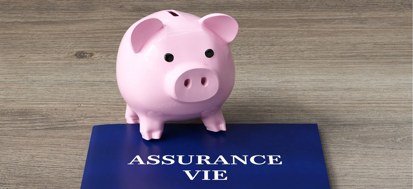 tirelire en forme de cochon pose sur un livret d'assurance-vie