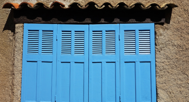 Residence secondaire volet clos dans une commune touristique concernee par la surtaxe avant les municipales 2026.