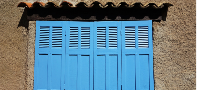 Residence secondaire volet clos dans une commune touristique concernee par la surtaxe avant les municipales 2026.