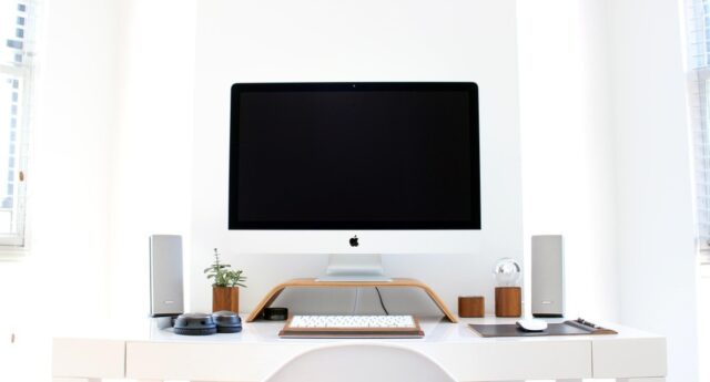 Ordinateur pose sur un bureau