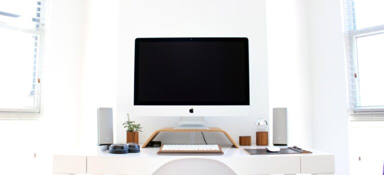 Ordinateur pose sur un bureau