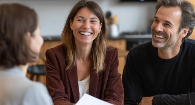 agent immobilier donnant des conseils a un de client