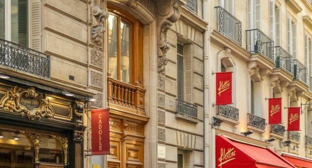 immeuble haussmannien avec commerces en rez-de-chaussée et logements aux etages