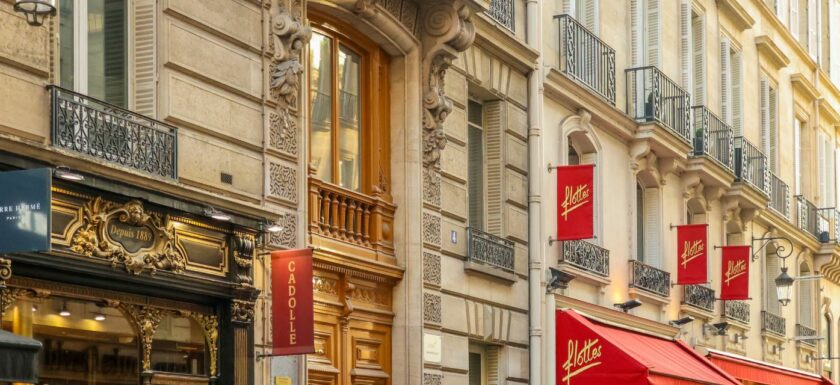 immeuble haussmannien avec commerces en rez-de-chaussée et logements aux etages