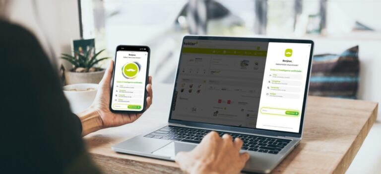 Agent immobilier utilisant un logiciel de transaction Hektor avec assistant IA sur ordinateur et smartphone