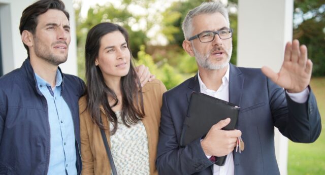 Couple visitant une maison avec un agent immobilier lors d’un projet de residence secondaire en France