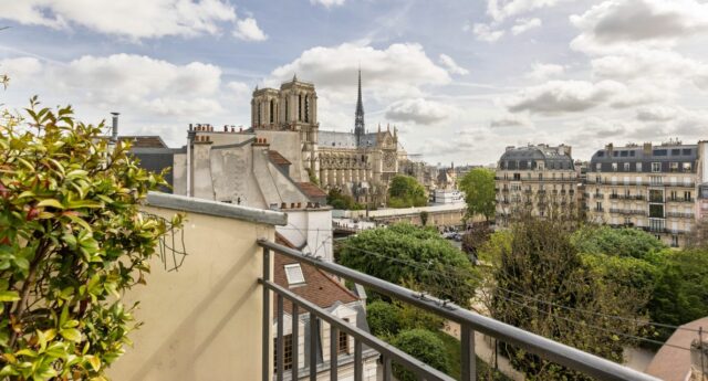 Duplex d’exception face a Notre-Dame