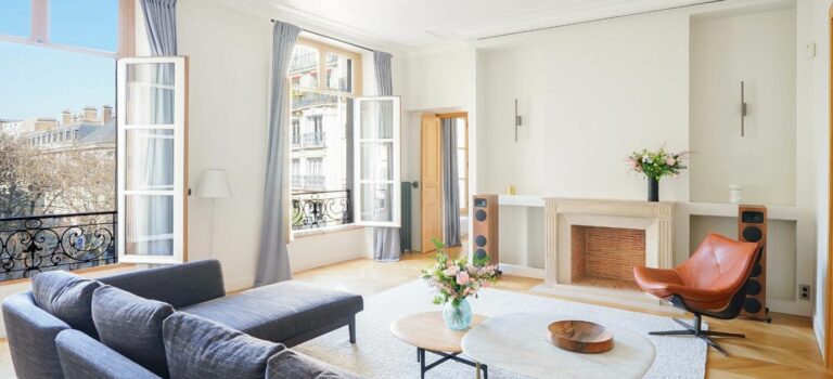 Dans l’immeuble d’Emily in Paris, deux appartements désormais a vendre